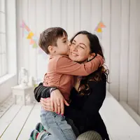 ilustrasi ibu muda dengan anak/copyright freepik.com/bristekjegor