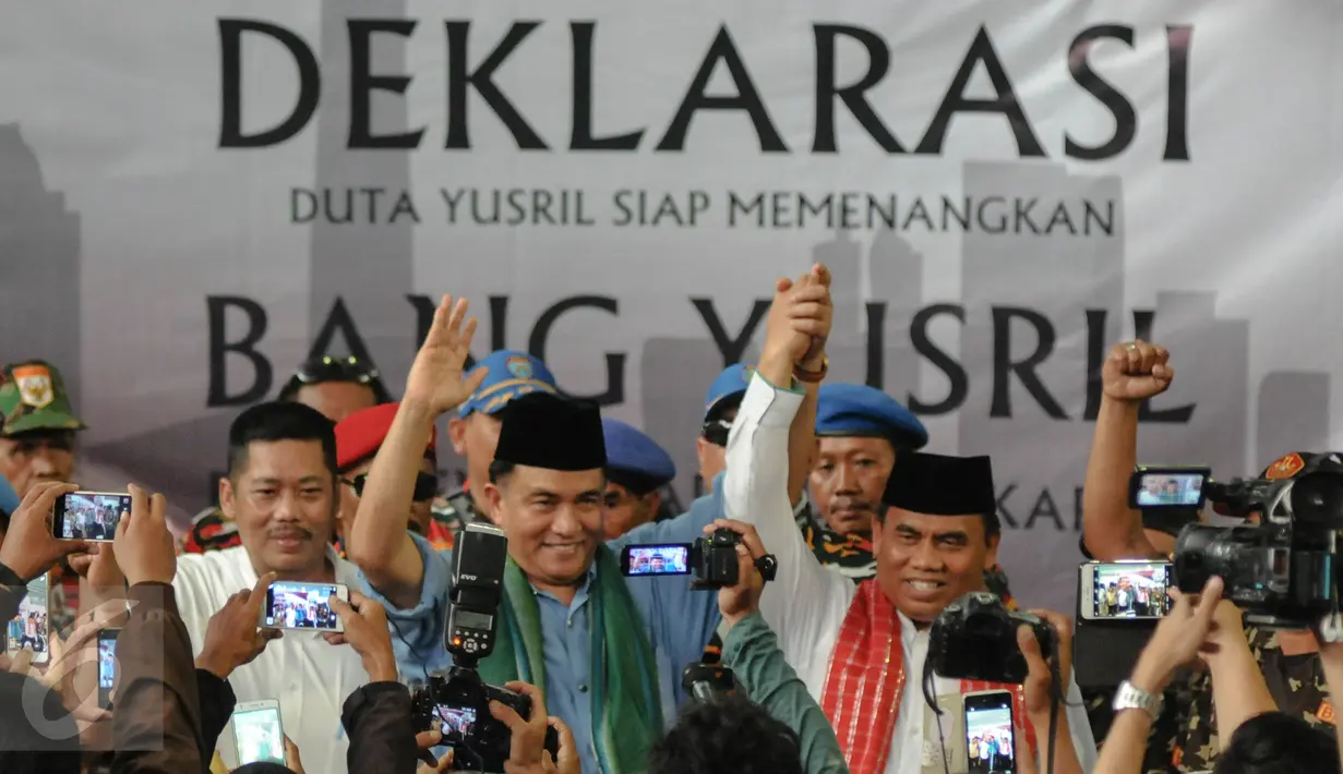 Yusril Ihza Mahendra dan Saefullah hadir dalam deklarasi dukungan yang dilakukan relawan Duta Yusril di Cempaka Putih, Jakarta, Minggu (11/9). Deklarasi itu mendukung Yusril-Saefullah untuk maju pada Pilgub DKI Jakarta 2017. (Liputan6.com/Faizal Fanani)