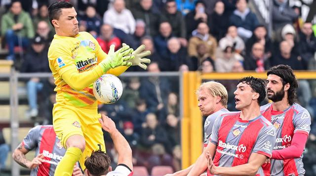 Kiper Cremonese, Emil Audero, melakukan penyelamatan dari ancaman AC Milan dalam laga giornata 27 Serie A Liga Italia 2025/2026, Minggu (1/3/2026) malam WIB. (Piero CRUCIATTI / AFP)