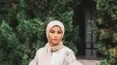 Gaya penampilan Awkarin saat pakai hijab pun selalu menyita perhatian publik. Terlebih, gaya berhijabnya ini sangat anggun. Wajar saja jika netizen Tanah Air memuji perempuan kelahiran 29 November 1997 cantik memesona. (Liputan6.com/IG/@awkarin)