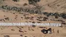 Foto udara menunjukkan warga Palestina memakamkan 54 jenazah yang tidak teridentifikasi di sebuah pemakaman di Deir al-Balah, di bagian tengah Jalur Gaza, pada 22 Oktober 2025. (Foto oleh AFP)