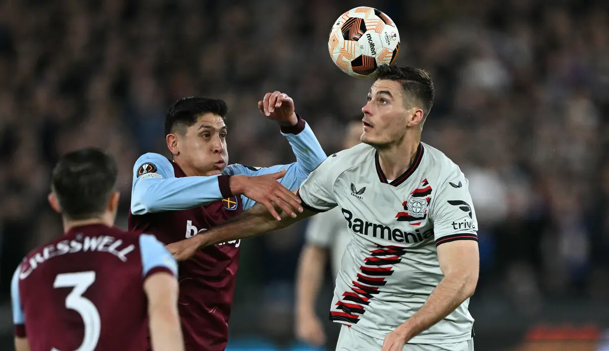 Juara baru Bundesliga, Bayer Leverkusen mencapai semifinal Liga Europa, dengan memegang rekor tak terkalahkan di semua kompetisi menjadi 44 laga. (Ben Stansall / AFP)