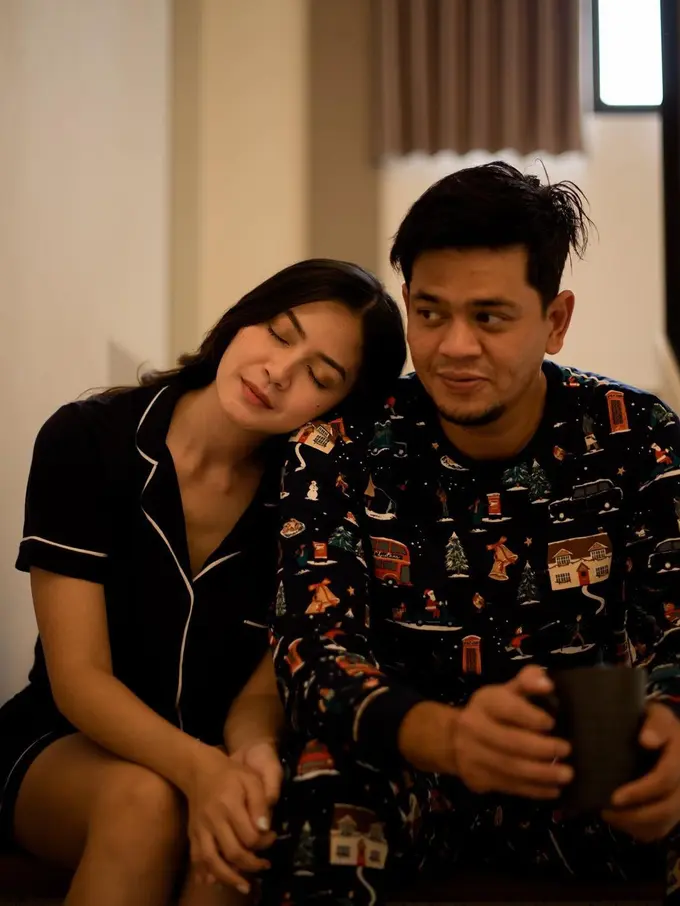 [Fimela] Potret Romantis Surya Insomnia dan Tyara Renata