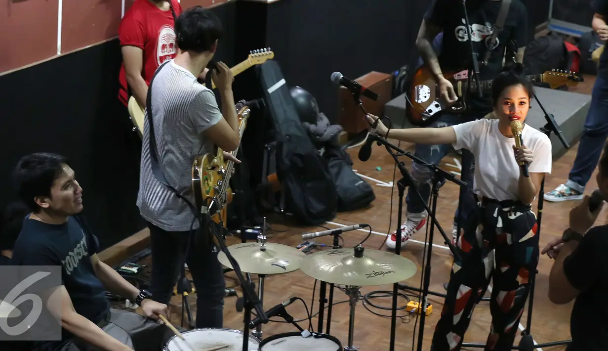 Suasana latihan jelang konser tunggal Andien bertajuk 'Metamorfosa', Jakarta, Senin (14/9/2015). Andien menggaet The Cash  yang terdiri dari Tora Sudiro, Vincent Rompies, Desta dan Ringgo Agus Rahman. (Liputan6.com/Herman Zakharia) 
