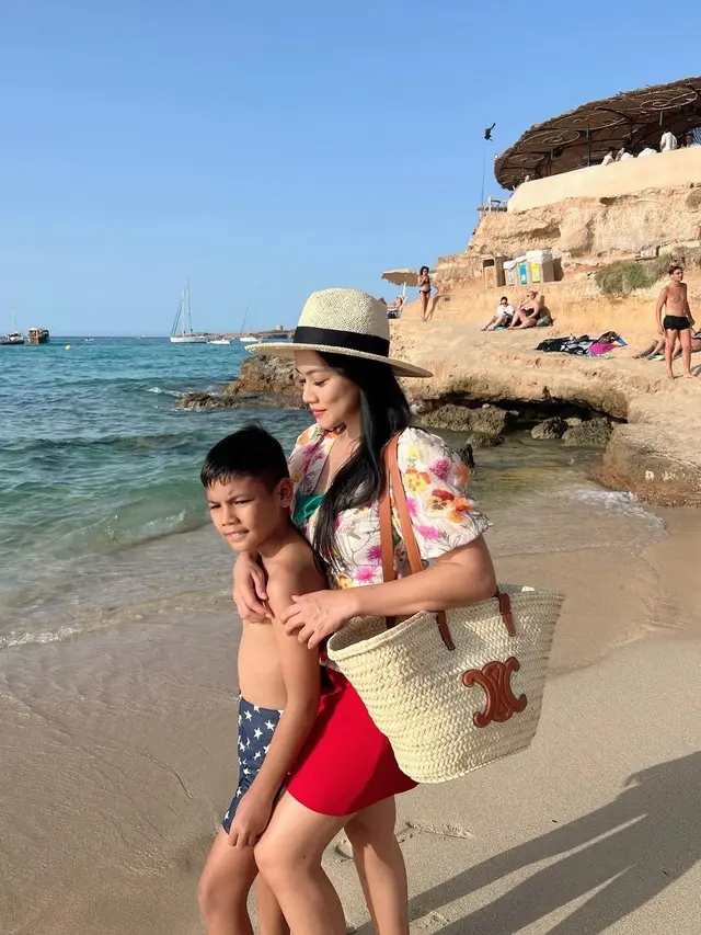 Titi Kamal bareng Christian Sugiono liburan (Instagram/titi_kamall)