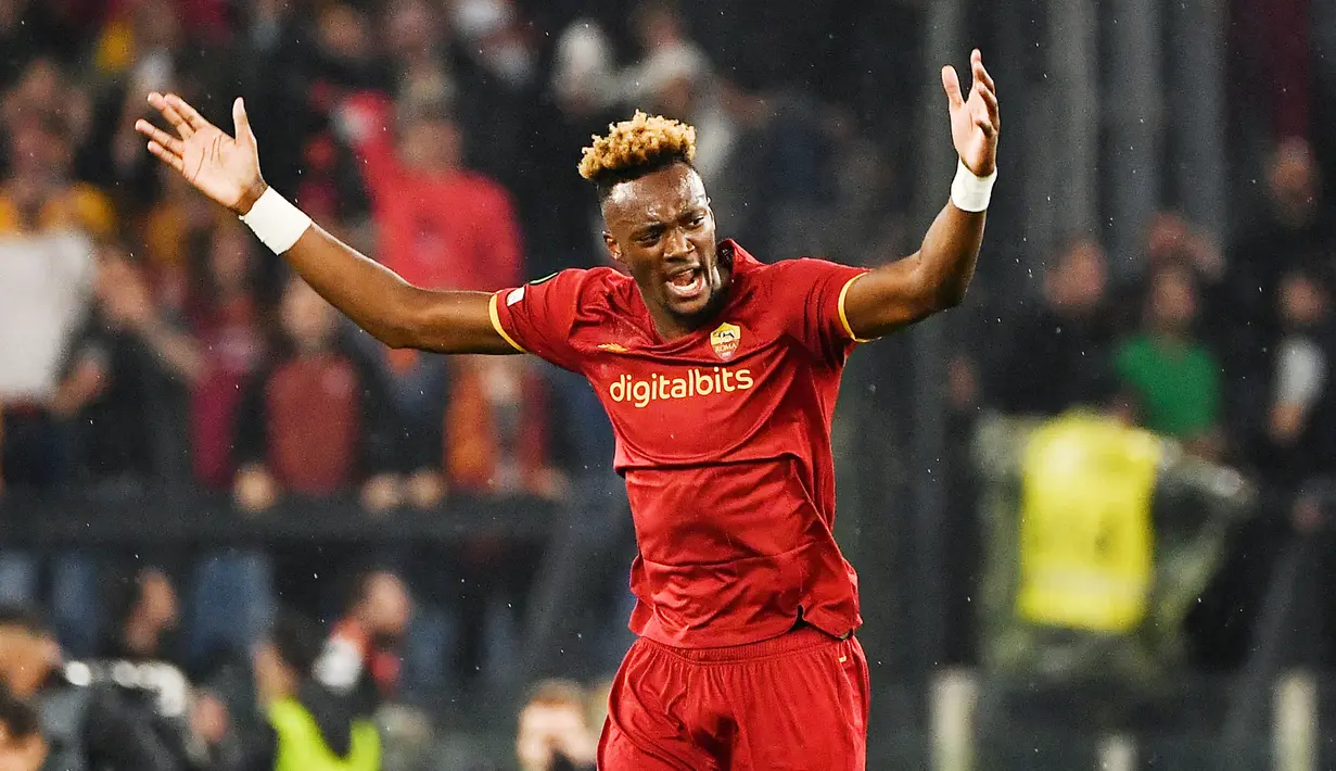 Kedatangan Thomas Tuchel menjadi awal tersisihnya Tammy Abraham dari Chelsea. Striker asal Inggris itu akhirnya memutuskan untuk meninggalkan Stamford Bridge dan hijrah ke AS Roma. Bersama Serigala Ibu kota ia sukses membukukan 27 gol dan membawa Giallorossi juara UEFA Conference League. (AFP/Isabella Bonotto)
