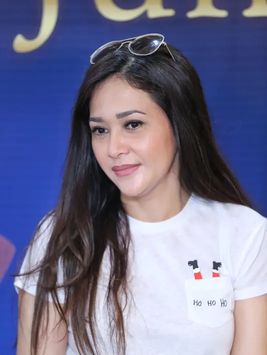 Saat ditemui di kawasan Tugu Tani, Jakarta Pusat, Jumat (7/10/2016) mantan istri musisi Ahmad Dhani ini mengaku, tidak mau dikaitkan untuk terjun ke dunia politik. Ini karena sudah menjadi keputusan dari manajemennya.  (Adrian Putra/Bintang.com)