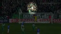 Video klip gol Sandro Wagner striker Darmstadt 98 yang diprovokasi fans Werder Bremen saat hendak menendang penalti pada Bundesliga.