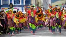 Orang-orang bersuka ria dalam parade "Canto a la Tierra" selama Karnaval Hitam dan Putih di Pasto, Kolombia, Jumat (3/1/2020). Ini juga merupakan Karnaval tertua di Amerika Selatan yang berasal dari zaman penjajahan Spanyol. (Photo by Raul ARBOLEDA / AFP)