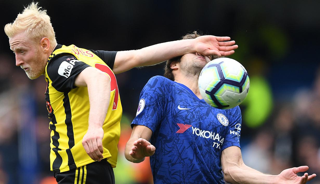 Gelandang Watford, Will Hughes, duel udara dengan bek Chelsea, Marcos Alonso, pada laga Premier League di Stadion Stamford Bridge, London, Minggu (5/5). Chelsea menang 3-0 atas Watford. (AFP/Ben Stansall)