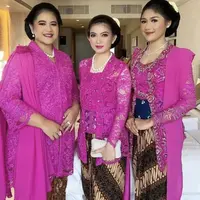 Adu Gaya Penampilan Keluarga Jokowi Berkebaya Pink, [Instagram].