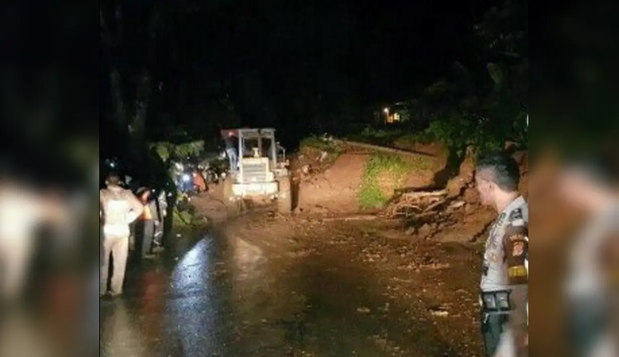 Hujan deras di wilayah Cianjur menyebabkan longsor di jalur Puncak Desa Cibeureum, Cianjur, Rabu (13/1/2016). Akibat longsor tersebut kendaraan yang akan menuju Cianjur atau Bandung dialihkan melalui Sukabumi atau Jonggol. (Twitter/@trisara_fm)