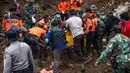 Tim SAR mengevakuasi jasad seorang wanita dari reruntuhan material longsor di Kabupaten Ponorogo, Jawa Timur, Minggu (2/4). Bencana tanah longsor yang terjadi Sabtu kemarin menimbun puluhan rumah, sedangkan 28 warga dinyatakan hilang. (JUNI KRISWANTO/AFP)