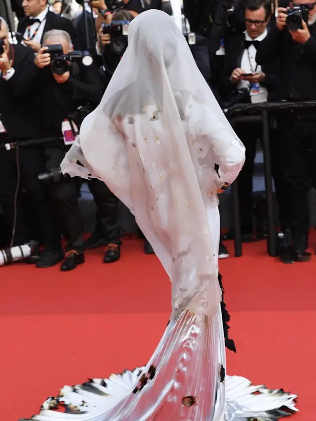 Penampilan model Somalia yang mengenakan gaun "terbakar" di red carpet Cannes Film Festival, credit: @rawdis