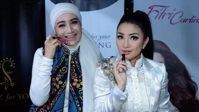 Jarang Tersorot, Ini 7 Potret Kebersamaan Fitri Carlina dan Sang Kakak