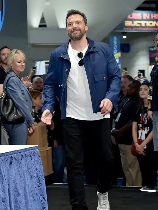 Berjuang untuk bebas dari alkohol dibantu oleh Jennifer, namun ternyata Ben tetap mengonsumsinya bersama Lindsay. Jennifer pun tak menyangka Lindsay juga bertingkah seperti itu.  (AFP/Mike Coppola)