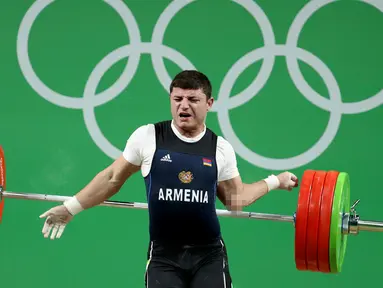 Atlet angkat besi Armenia, Andranik Karapetyan mengalami cedera horor ketika tampil di nomor 77 kg putra pada Olimpiade 2016 di Rio de Janeiro, Rabu (10/8). Siku Karapetyan patah saat hendak mengangkat beban 195 kilogram. (REUTERS/Stoyan Nenov)
