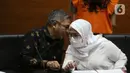 Wakil Ketua KPK. Lili Pintauli Siregar (kanan) saat rilis penahanan Anja Runtuwene tersangka dugaan korupsi pengadaan tanah program pembangunan rumah DP Rp 0,- di Munjul Pondok Ranggon, Gedung KPK, Jakarta, Rabu (2/6/2021). (Liputan6.com/Helmi Fithriansyah)