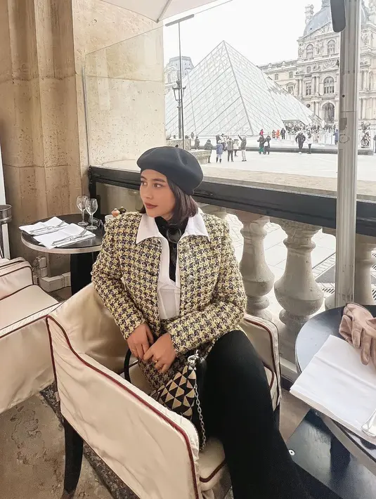 Berlatarkan louvre pyramid, Prilly tampil kece dengan setelan tweed blazer kuning dan topi baret. [@prillylatuconsina96].