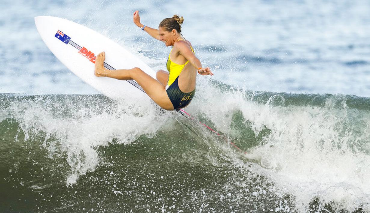Stephanie Gilmore - Peselancar asal Australia ini ikut meramaikan Olimpiade Tokyo. Sebelumnya dia pernah meraih juara selancar dunia di Bali tahun 2019. (Foto: AP/Francisco Seco)