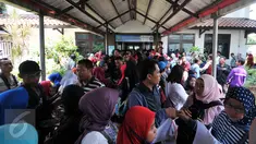 Ratusan guru honorer dan warga yang hendak melamar kerja di DKI Jakarta memadati balai laboratorium Badan Narkotika Nasional (BNN) Cawang untuk membuat surat keterangan bebas narkoba, Jakarta Timur, Senin (28/12/2015). (Liputan6.com/Yoppy Renato)