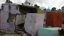 Sebuah pemakaman di San Marcos, Guatemala, rusak parah akibat gempa berkekuatan 6,9 Skala Richter, Senin (7/7/14). (REUTERS/Jorge Dan Lopez)