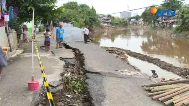 Jalan Retak di Berlan Jakarta Timur, Warga Khawatir Terjadi Longsor