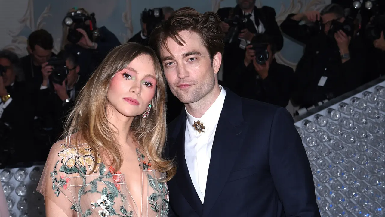 Suki Waterhouse dan Robert Pattinson