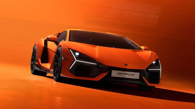 Lamborghini Revuelto merupakan produk terbaru Lamborghini sebagai penerus Aventador.  Revuelto mengusung konfigurasi mesin 6.500cc V12 NA dengan motor listrik.  Tenaga yang dihasilkan lumayan gila, mencapai 1.001 hp.  Lamborghini mengklaim mobil ini bisa melaju dari 0 hingga 100 km/jam dalam 2,5 detik.  (Sumber: caranddriver.com)