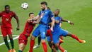 Pertarungan memperebutkan bola di udara saat final Piala Eropa 2016 antara Portugal dan Prancis di Stade de France, Senin (11/7). Portugal keluar sebagai juara usai mengalahkan Prancis dengan skor 1-0. (REUTERS)