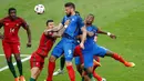 Pertarungan memperebutkan bola di udara saat final Piala Eropa 2016 antara Portugal dan Prancis di Stade de France, Senin (11/7). Portugal keluar sebagai juara usai mengalahkan Prancis dengan skor 1-0. (REUTERS)