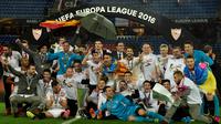   Para pemain Sevilla saat berfoto bersama trofi Liga Europa 2015-16, di St Jakob-Park, Basel, Rabu atau Kamis (19/5/2016) dini hari WIB. Sevila keluar sebagai juara setelah mengalahkan Liverpool 3-1. (AFP/Javier Soriano). 