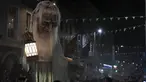 Sebuah boneka nenek sihir raksasa saat menghadiri Parade Halloween di Irlandia (30/10). Parade yang juga dikenal dengan Savage Grace Galway ini menghadirkan nenek sihir, serigala, dan burung hantu. (REUTERS/Clodagh Kilcoyne)