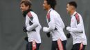 Pemain Bayern Munchen, Thomas Mueller,  Leroy Sane dan Jamal Musala melakukan pemanasan selama sesi latihan di Munich, Jerman, Selasa (5/4/2022). Munchen akan bertanding melawan Villarreal pada leg pertama perempat final Liga Champions di Estadio de la Ceramica, Spanyol. (AFP/Christof Stache)