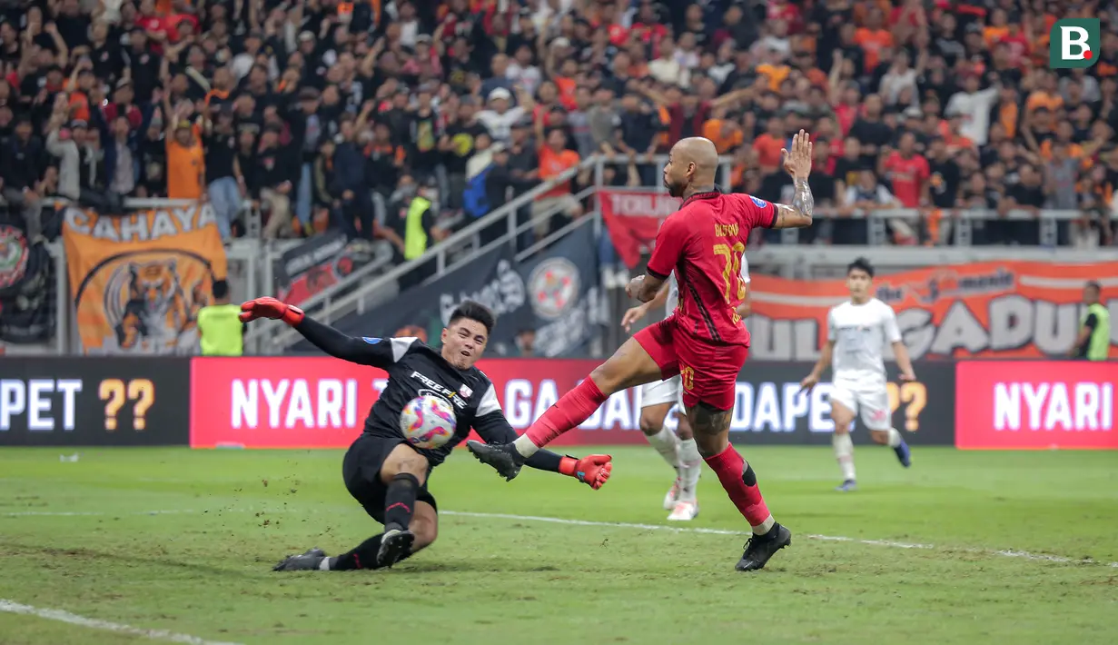 Pemain Persija Jakarta, Gustavo Almeida (kanan) berusaha mencetak gol ke gawang Persis Solo pada laga lanjutan BRI Liga 1 2024/2025 di Jakarta International Stadium (JIS), Jakarta Utara, Sabtu (24/08/2024). (Bola.com/Bagaskara Lazuardi)