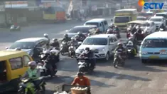 Petugas Polres Cirebon masih memberlakukan skema dua banding satu bagi kendaraan di simpang pertemuan Jakarta, Jawa, dan Bandung.