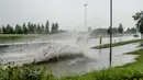 Sebuah mobil melewati banjir saat badai Hans di pintu keluar jalan raya di E6 dekat Klofta, utara Oslo, pada 7 Agustus 2023. (Stian Lysberg Solum / NTB / AFP)