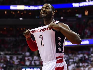 Pebasket Washington Wizards, John Wall, melakukan selebrasi saat pertandingan melawan Boston Celtics pada Gim 4 semifinal Wilayah Timur di Verizon Center, Washington, Minggu (7/5/2017). Washington Wizard menang 121-102. (AFP/Patrick McDermott)