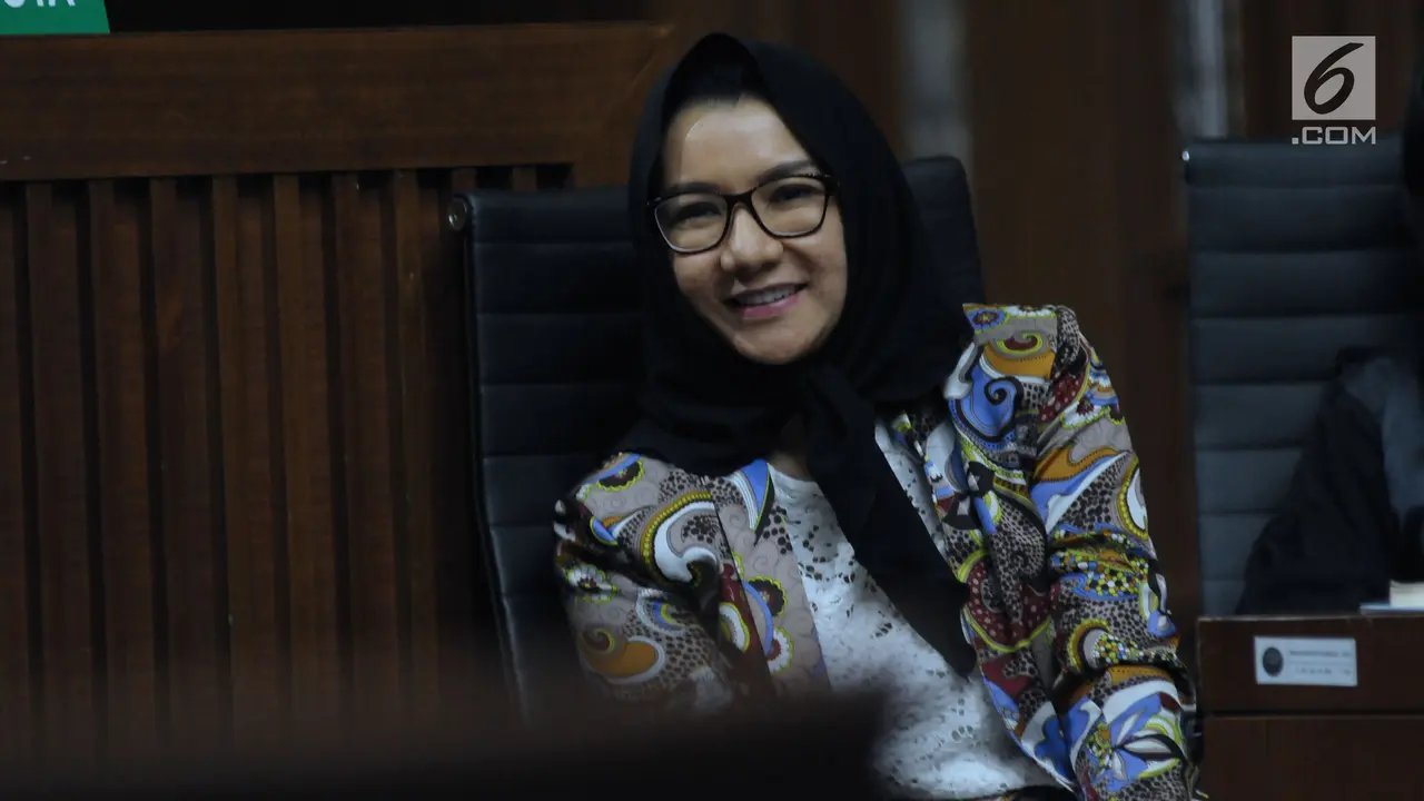 Senyum Rita Widyasari Saat Jalani Sidang Lanjutan