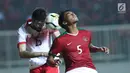 Gelandang Indonesia U-23, M Hargianto (kanan) berebut bola dengan pemain Bahrain, Hasan Alkarrani pada laga PSSI Anniversary 2018 di Stadion Pakansari, Kab Bogor, Jumat (27/4). Babak pertama Indonesia tertinggal 0-1. (Liputan6.com/Helmi Fithriansyah)