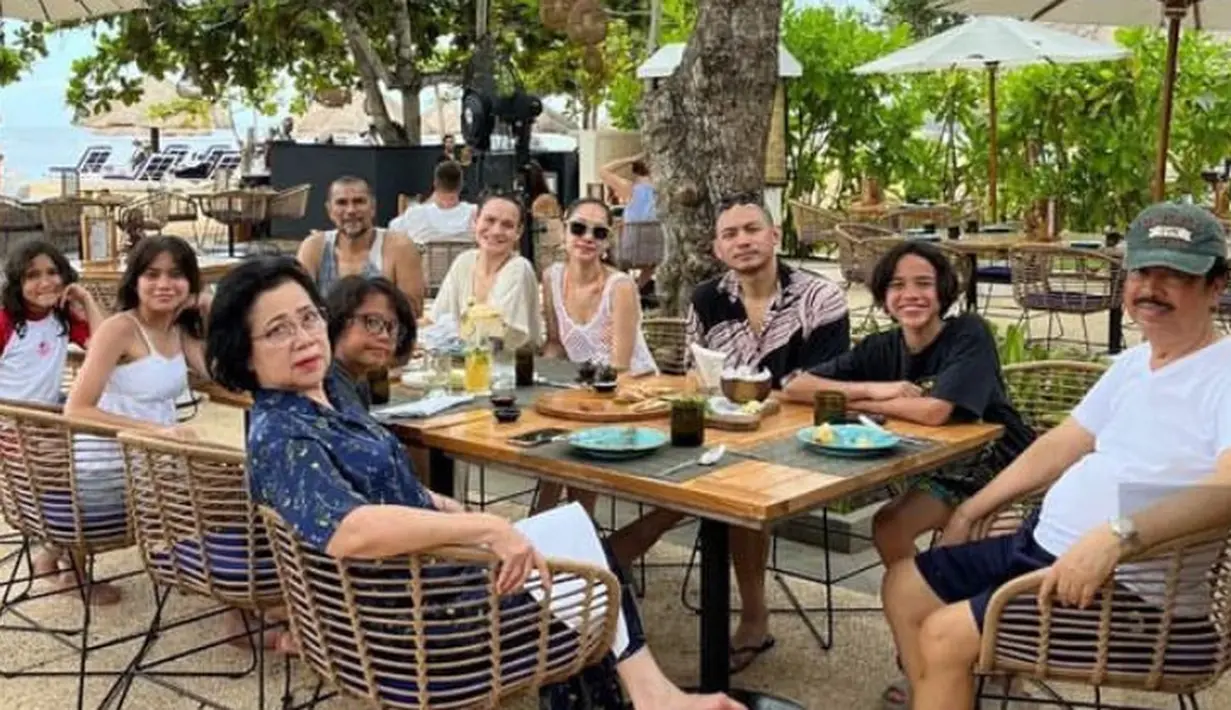 Tak hanya berdua, BCL yang terlihat mengenakan kacamata hitam juga menikmati makan siang di Bali bersama keluarganya. [@itsmebcl]