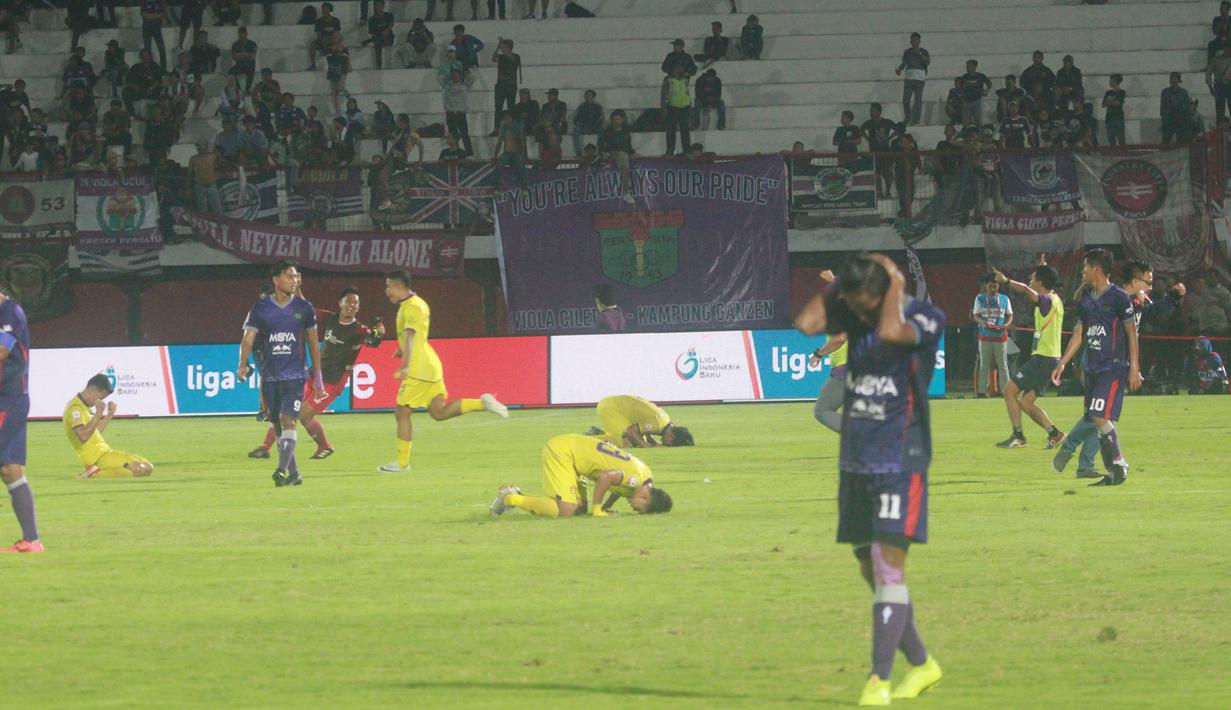 Para pemain Persik Kediri merayakan gelar juara Liga 2 2019 setelah mengalahkan Persita Tangerang pada laga final di Stadion Kapten I Wayan Dipta, Bali, Senin (25/11), Persik menang 3-2 atas Persita. (Bola.com/Gatot Susetyo)