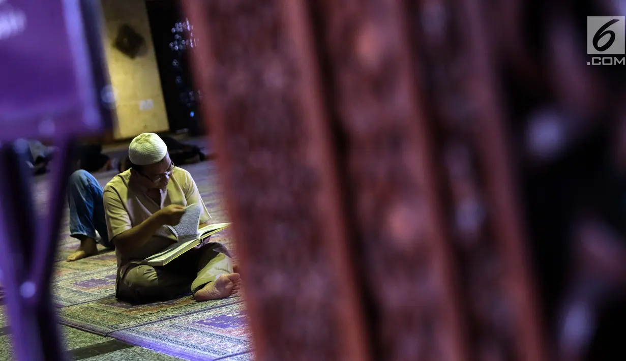 Seorang umat Islam membaca Al-Quran di Masjid At Tin, Jakarta, Selasa (14/7). Bulan suci Ramadan dimanfaatkan umat muslim untuk mendekatkan diri kepada Allah SWT dengan meningkatkan ibadah di masjid. (Liputan6.com/Helmi Fithriansyah)