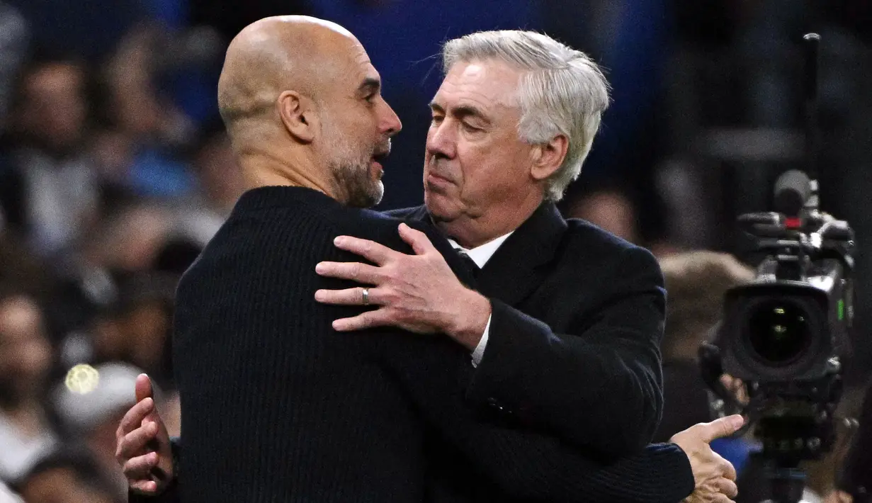 Pelatih Manchester City, Pep Guardiola (kiri) bersalaman dengan pelatih Real Madrid, Carlo Ancelotti dalam laga leg 2 play off Liga Champions 2024/2025 di Santiago Bernabeu, Madrid, Spanyol, Rabu (20/02/2025) waktu setempat. (AFP/Javier Soriano)