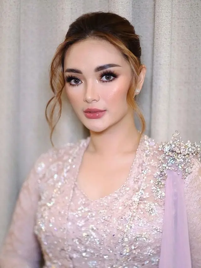 Zaskia Gotik cantik berkebaya (Instagram/zaskia_gotix)