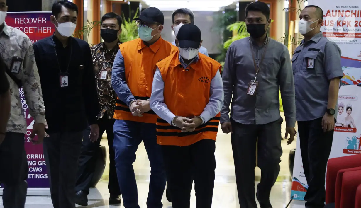 Dua tersangka kasus dugaan suap terkait pelaksanaan berbagai proyek infrastruktur di Kabupaten Maberamo Tengah, Papua yang melibatkan Bupati Mamberamo Tengah, Ricky Ham Pagawak digiring petugas di Gedung KPK, Jakarta, Kamis (8/9/2022). Terkait kasus tersebut, KPK menahan Dirut PT Bina Karya Raya, Simon Pampang dan Jusie Andra Pribadi Pampang (Direktur PT Bumi Abadi Perkasa). (Liputan6.com/Helmi Fithriansyah)