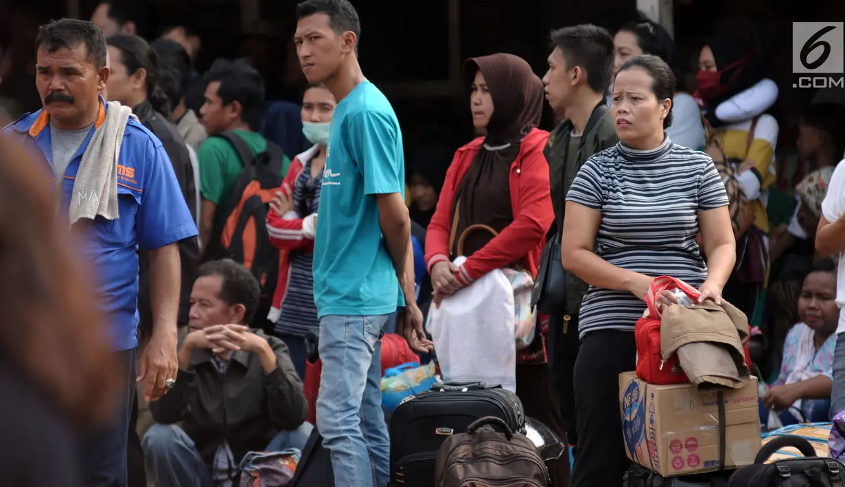 Calon penumpang menunggu bus antar kota antar provinsi di Terminal Bus Bayangan Lebak Bulus, Jakarta, Sabtu (9/6). H-6 jelang Hari Raya Idul Fitri 1439 H, Terminal Bus Bayangan Lebak Bulus mulai dipadati calon pemudik. (Liputan6.com/Helmi Fithriansyah)