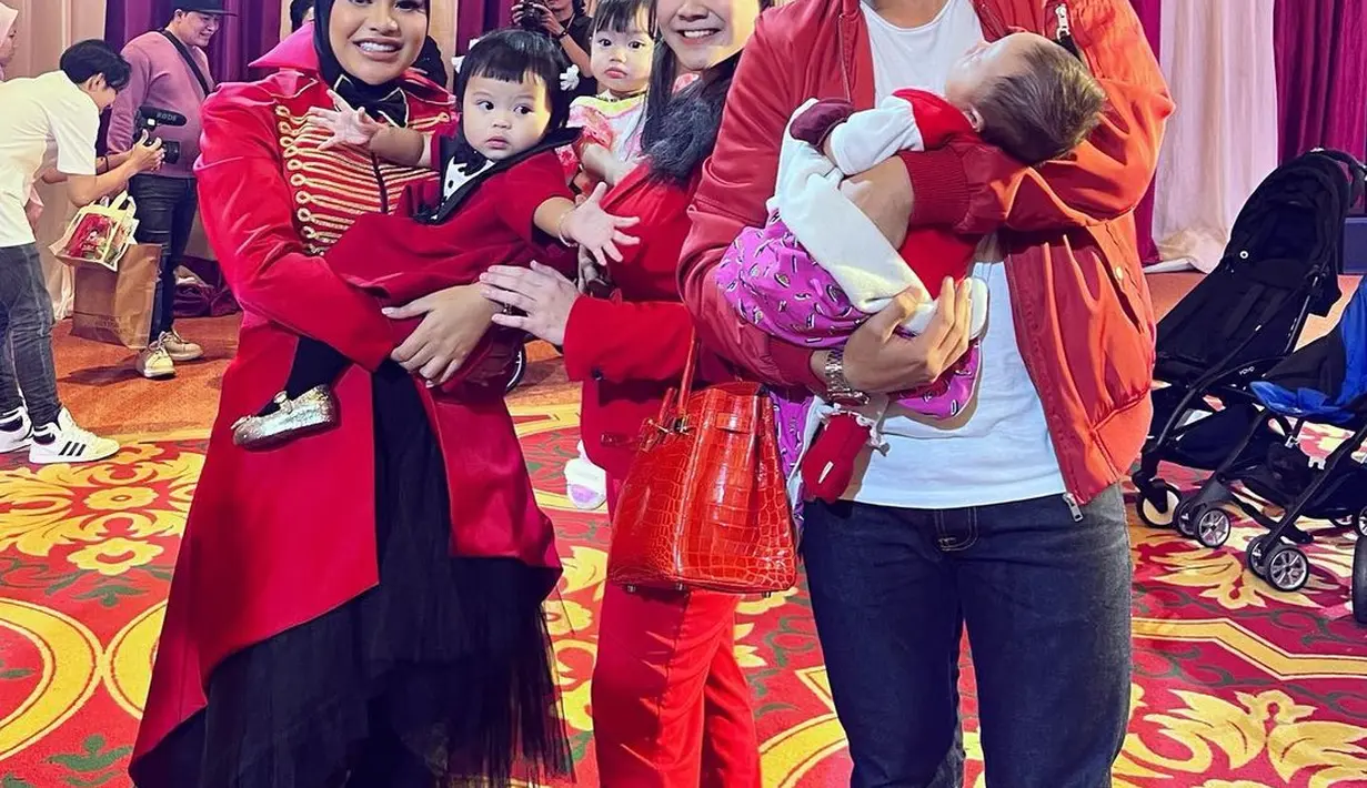 Felicya Angelista bersama suami dan dua buah hatinya kompak kenakan outfit serba merah. @felicyaangelista_.
