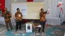 Petugas KPPS menunjukkan surat suara Pilpres 2019 saat penghitungan di TPS 02 Selong, Kebayoran Baru, Jakarta Selatan, Rabu (17/4). Prabowo Subianto-Sandiaga Uno memperoleh 76 suara di TPS ini. (Liputan6.com/JohanTallo)