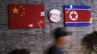 Bendera China dan Korut di Depan Restoran Korut di Ningbo, China (Reuters)